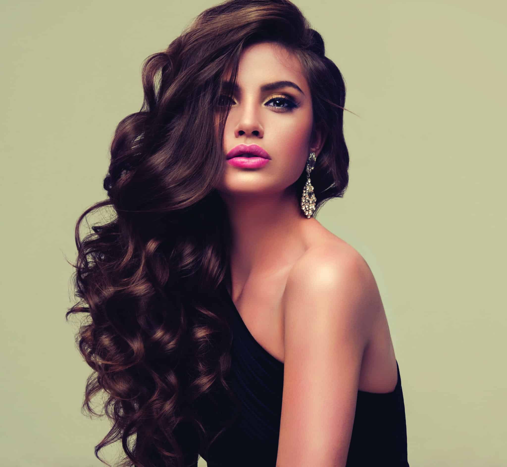 Donna con capelli castani e magnifiche onde laterali