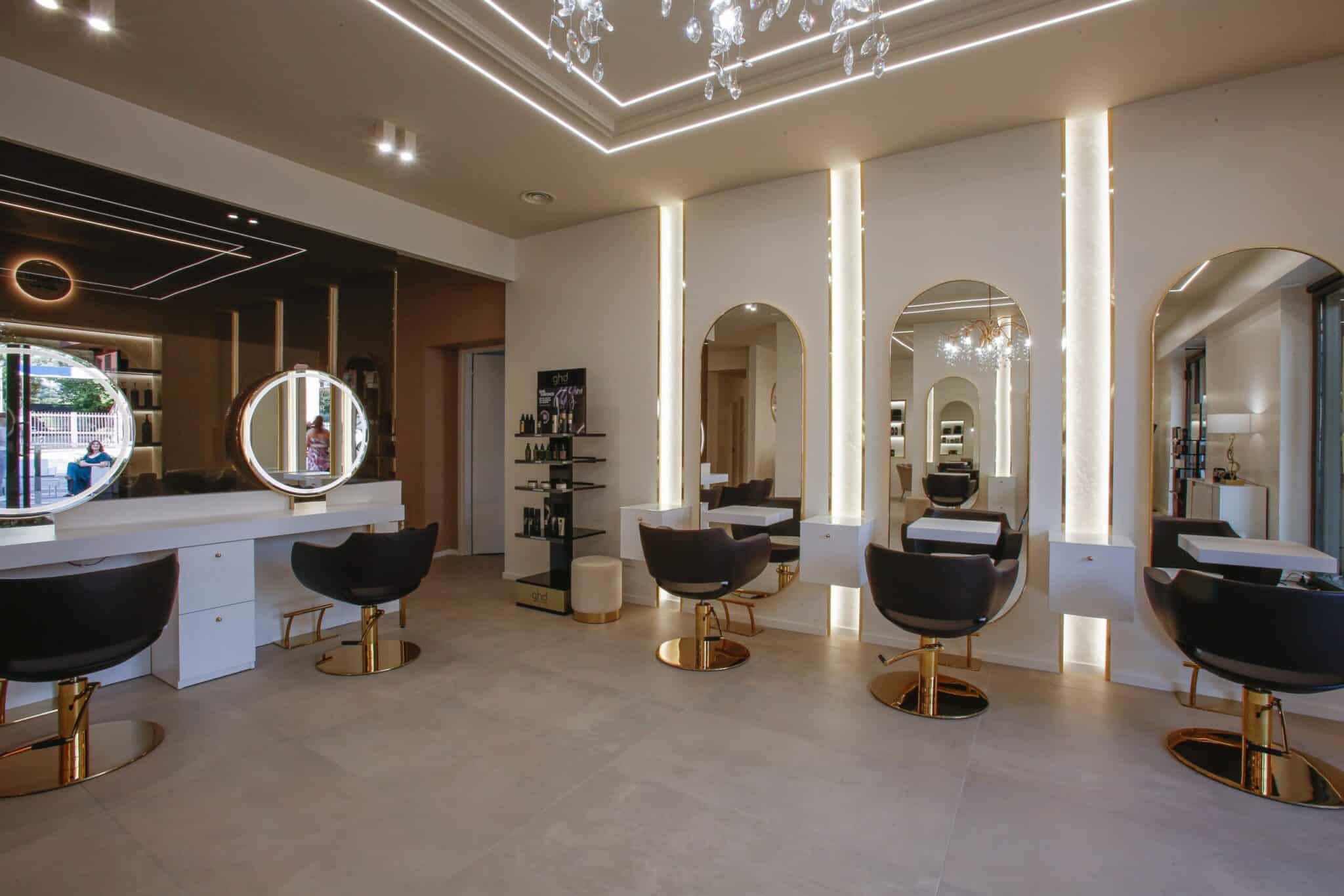 Postazioni di taglio eleganti e luminose all’interno dell’Atelier di Bross Hair Lounge.
