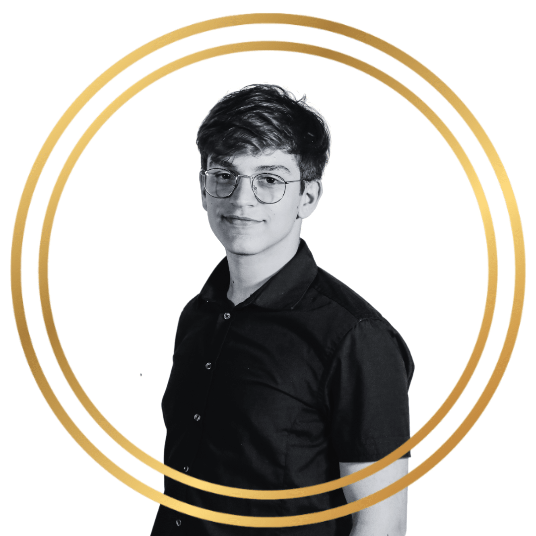 Matteo, giovane talento del team tecnico di Bross Hair Lounge – riservato, osservatore attento e ambizioso, con uno stile preciso e autentico