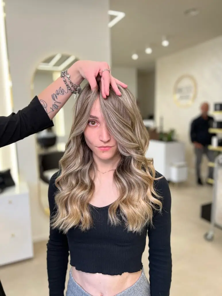 Schiaritura naturale sui toni freddi con onde morbide realizzata da BROSS Hair Lounge. Look elegante e luminoso per valorizzare i lineamenti del viso.