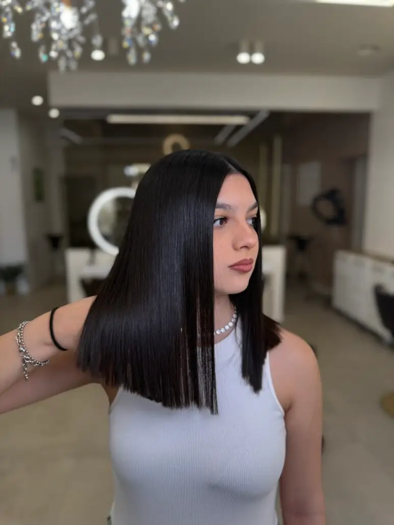 Taglio diritto lucido realizzato con il Metodo BROSS: valorizzazione della forma naturale e gestione autonoma del look.
