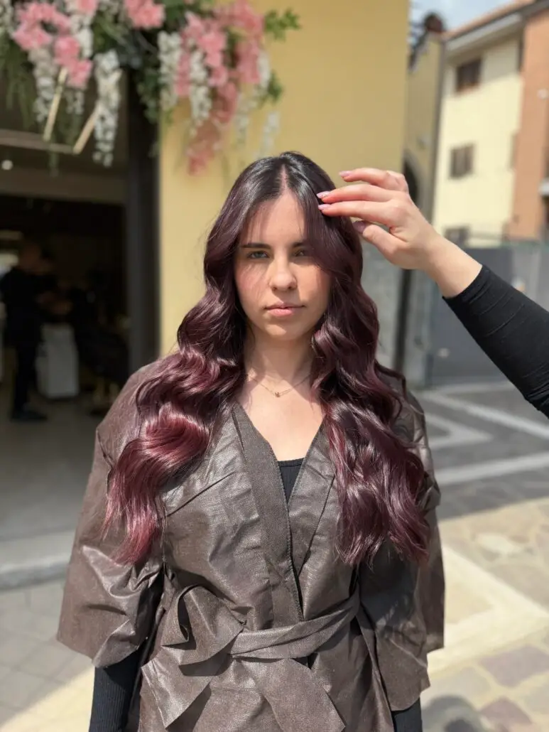 Colorazione ciliegia con onde morbide, realizzata con Metodo BROSS™ per un risultato audace e raffinato.