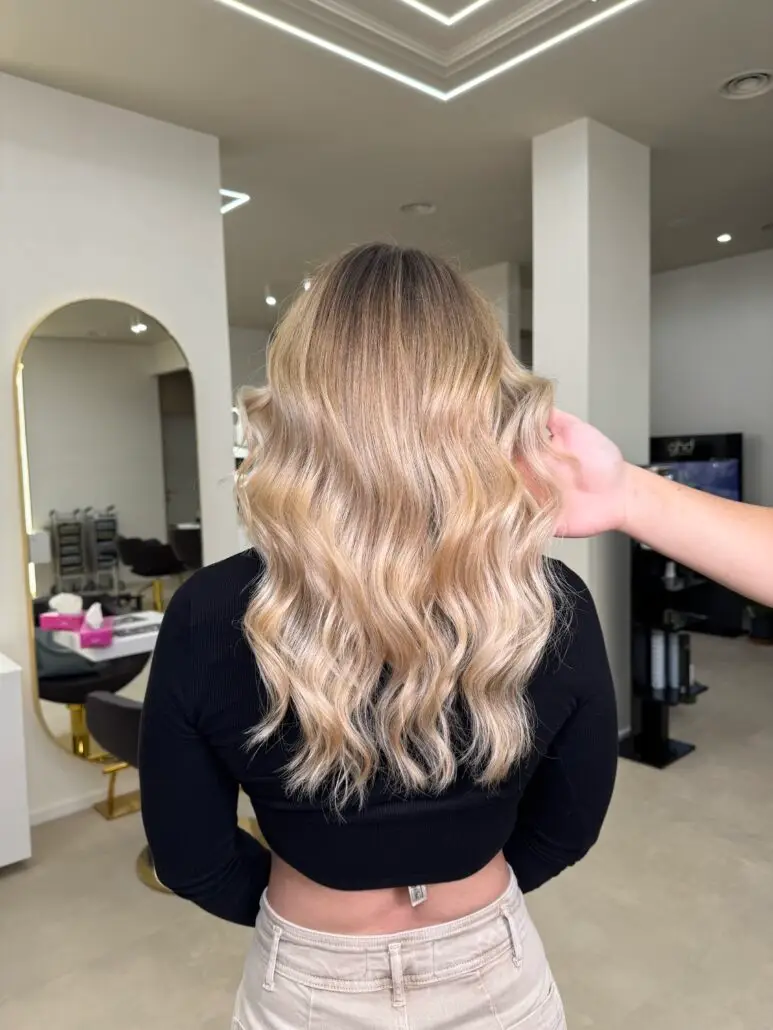 Balayage biondo chiaro con onde morbide realizzato da BROSS Hair Lounge a Monterotondo, Roma nord