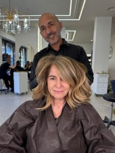 Non è solo una questione di tecnica: il parrucchiere giusto è quello che ti ascolta e ti accompagna verso un look che senti davvero tuo. In foto, un momento che racconta la differenza tra ‘bravo’ e ‘giusto’.